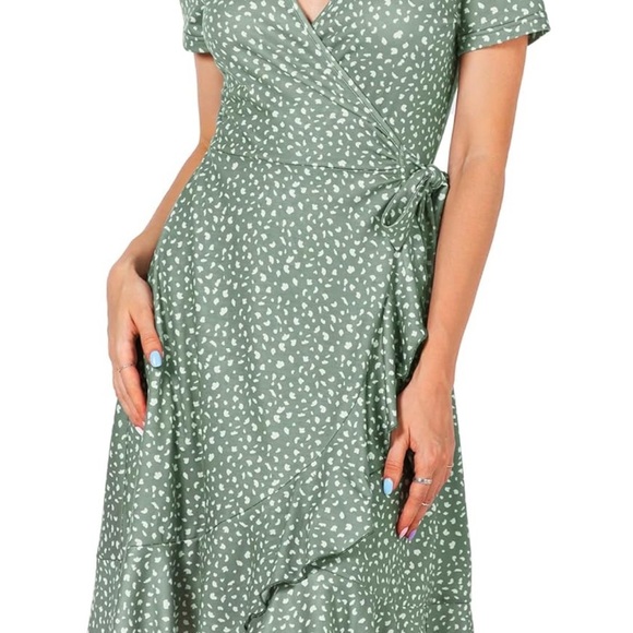 Elegant Green and White Midi Dress - Picture 1 of 11